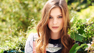 Woman grass bush blue white - pretty free wallpaper
