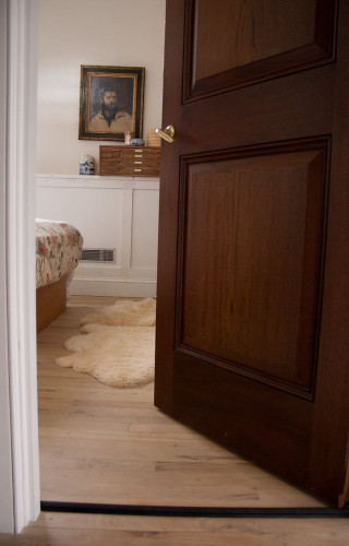 Open bedroom bed picture rug - feature free wallpaper