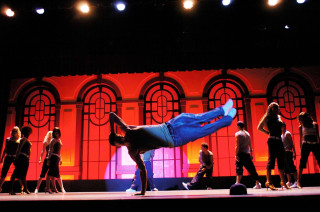 Man handstand stage audience watching - a handstand free wallpaper