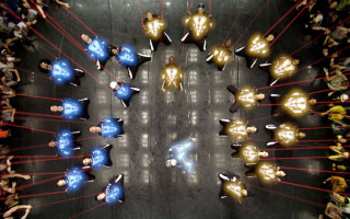 Group people circle lights man - a man in the middle free wallpaper