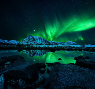 Aurora borealis mountain lake reflection - rock free wallpaper