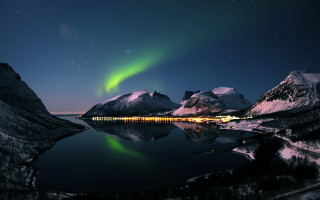Lake green aurora light mountains - snow free wallpaper