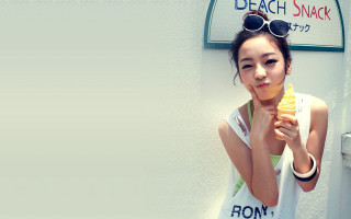 Woman holding banana sunglasses tshirt - bian shoumin free wallpaper