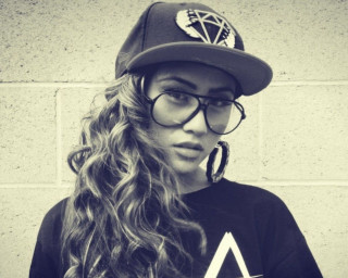 Alice prin woman hat glasses - a white triangle free wallpaper