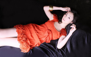 Woman couch arm head black - a couch free wallpaper