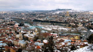 City river snowy mountain buildings - a few building free wallpaper