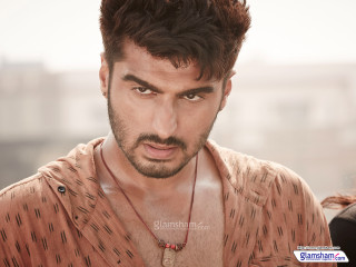 Man necklace camera blurry background - a necklace free wallpaper