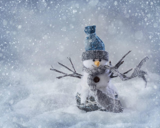 Snowman winter christmas aurora snowfall - a hat and scarf free wallpaper