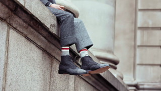 Man sitting on ledge feet - sharp detail free wallpaper