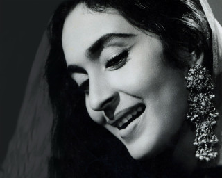 Woman veil earrings smiling camera - ella guru free wallpaper