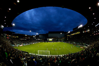 Soccer field night crowd sky - a soccer field free wallpaper