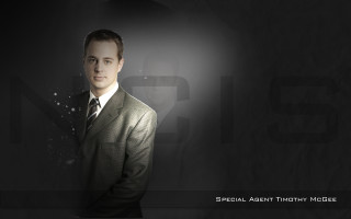 Man in suit light spotlight - serial free wallpaper