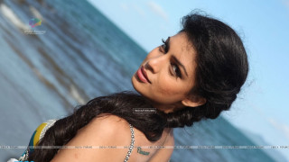 Woman necklace ocean distance blue - a necklace free wallpaper
