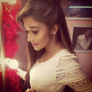 Woman white top mirror red - a white top free wallpaper