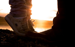 Beach person feet up shoes - their foot free wallpaper