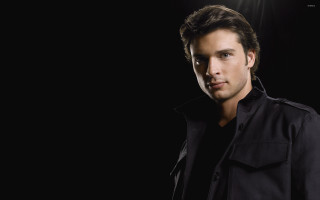 Man black shirt posing dark - plasticien free wallpaper