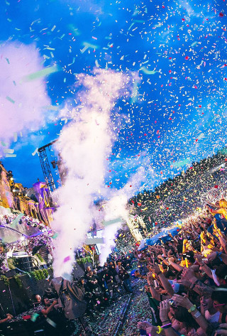 Crowd concert confetti falling sky - free new year wallpaper