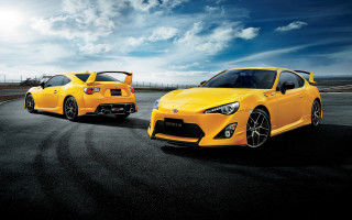 Yellow sports cars cloudy day - blue sky free wallpaper