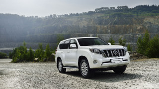 White suv mountain road nature - a white suv free wallpaper