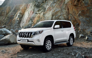 Toyota landcruiser military caterpillar tracks - rock and boulders free wallpaper