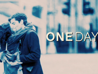 Man woman kissing street one - claire dalby free wallpaper