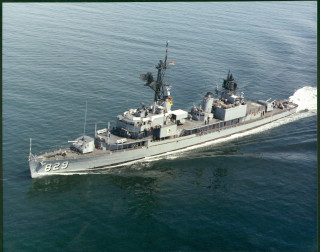 Large boat people water warship - water free wallpaper