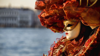 Mask red gold design water - a body of water free wallpaper for desktop