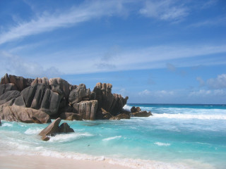 Rocky beach blue ocean sky - beach free wallpaper