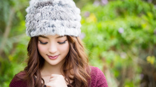 Woman hat fur pom looking 2 - winter free wallpaper for desktop