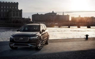Black volvo suv brick sidewalk - 8k photorealistic free wallpaper