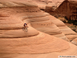 Man riding bike desert cliff - the middle free wallpaper