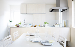 White table kitchen plates glasses - a white table free wallpaper