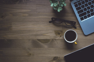 Laptop wooden table coffee plant - vector curve free wallpaper