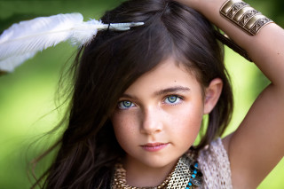 Young girl feather name arm - her head and a name free wallpaper