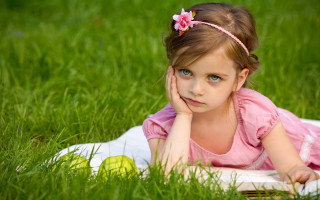 Little girl blanket grass tennis - a little girl free wallpaper