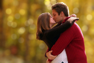 Man woman kissing tree yellow - romantic free wallpaper
