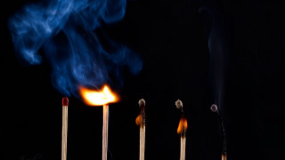 Matches blue smoke black background - bruce munro free wallpaper