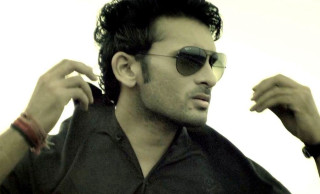 Man sunglasses black shirt hand - his shirt free wallpaper