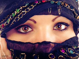 Woman veil face eyes covered - a scarf free wallpaper