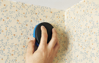 Pressing button wallpaper floral hand - a floral pattern free wallpaper
