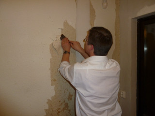 Man plastering wall paintroller berndfasching - arbeitsrat für kunst free wallpaper