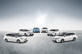 Cars parking lot sun person - the sun shining behind them free wallpaper