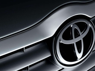 Toyota logo closeup car grilles - aimitsu free wallpaper for desktop