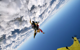 Couple parachute flying clouds plane - a plane in the background free wallpaper