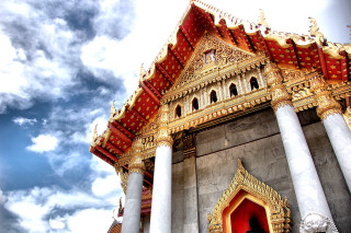 Red door gold roof pillars - white cloud free wallpaper
