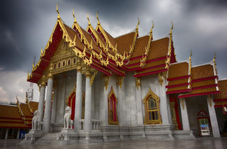 Large building columns gold decorations - cloudy free wallpaper