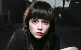 Alice mason gothic portrait black 2 - a red lip free wallpaper