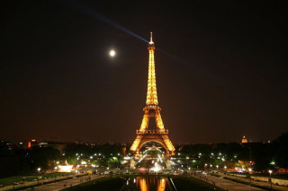 Eiffel tower night full moon - free light wallpaper