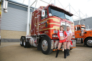 Girls group large truck building - a group of girls free wallpaper