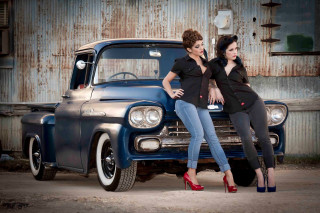 Two women vintage truck rusty - a picture together in front free wallpaper
